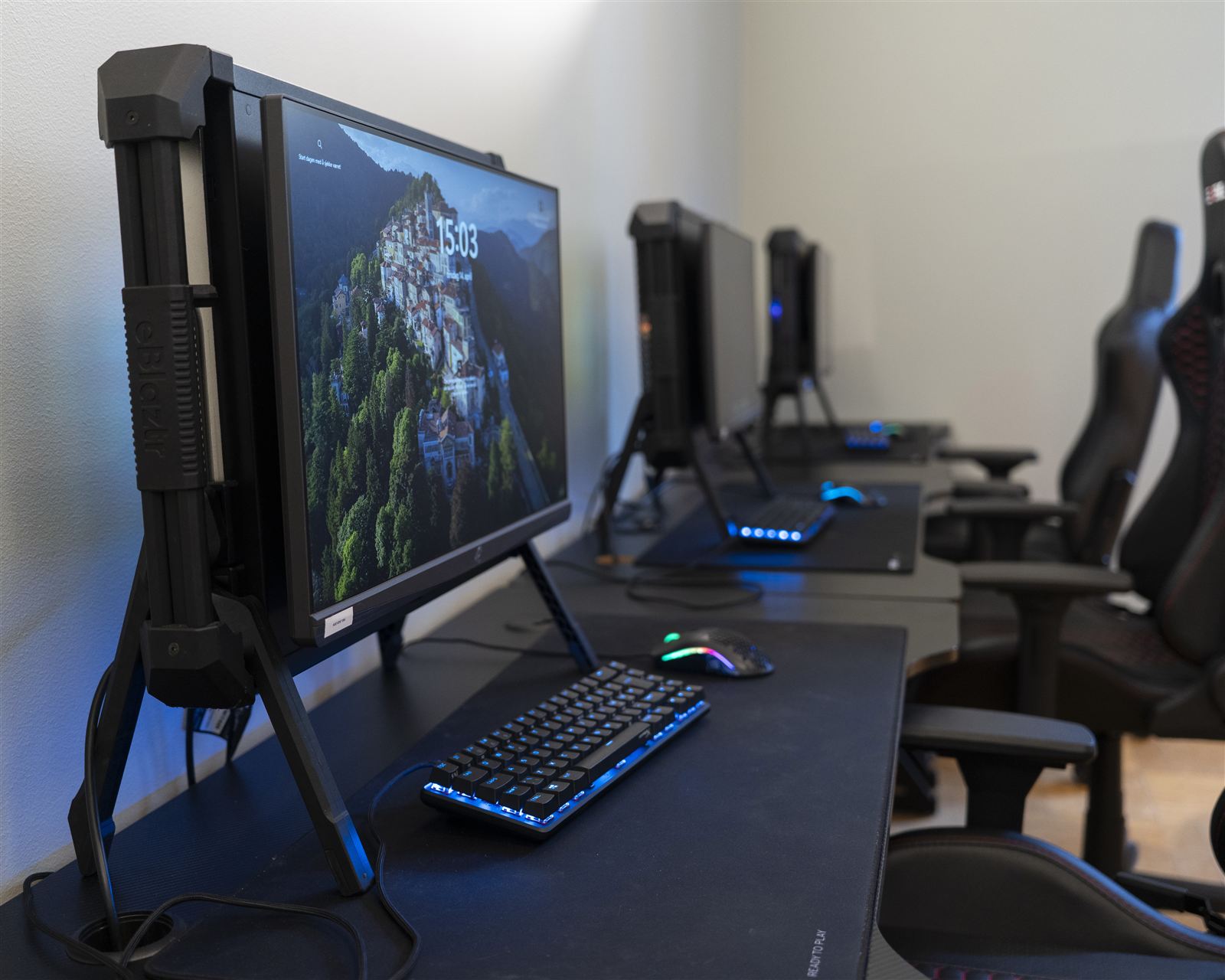 Spillplasser med skjerm, tastatur og gamingstoler