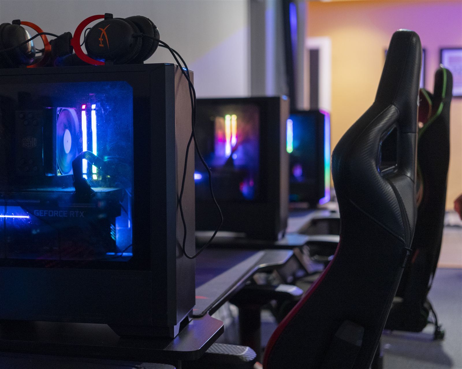 Gaming-PC-er på rekke i et av Playwells gamingsentre