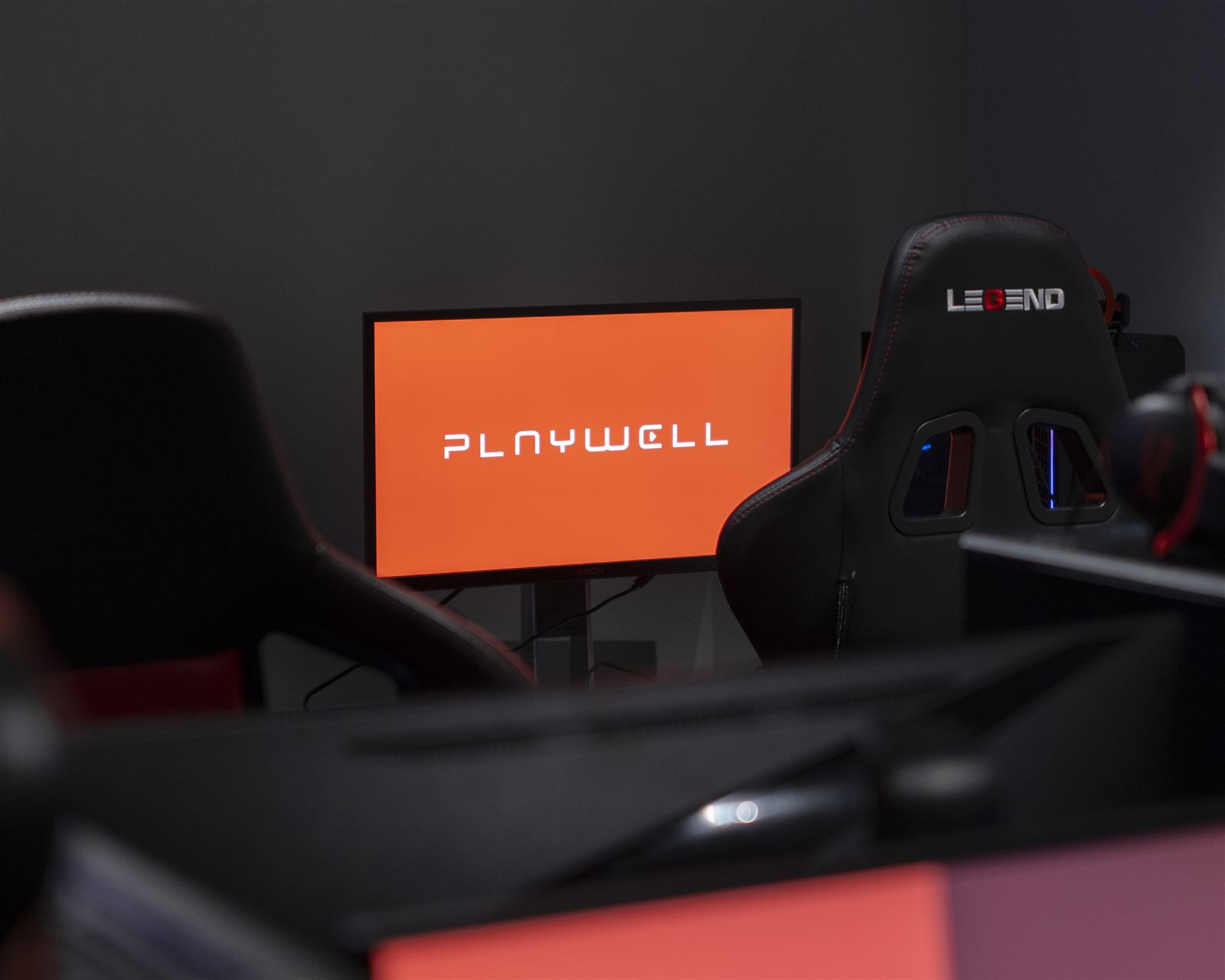 Playwell-logoen på en skjerm i gamingrommet