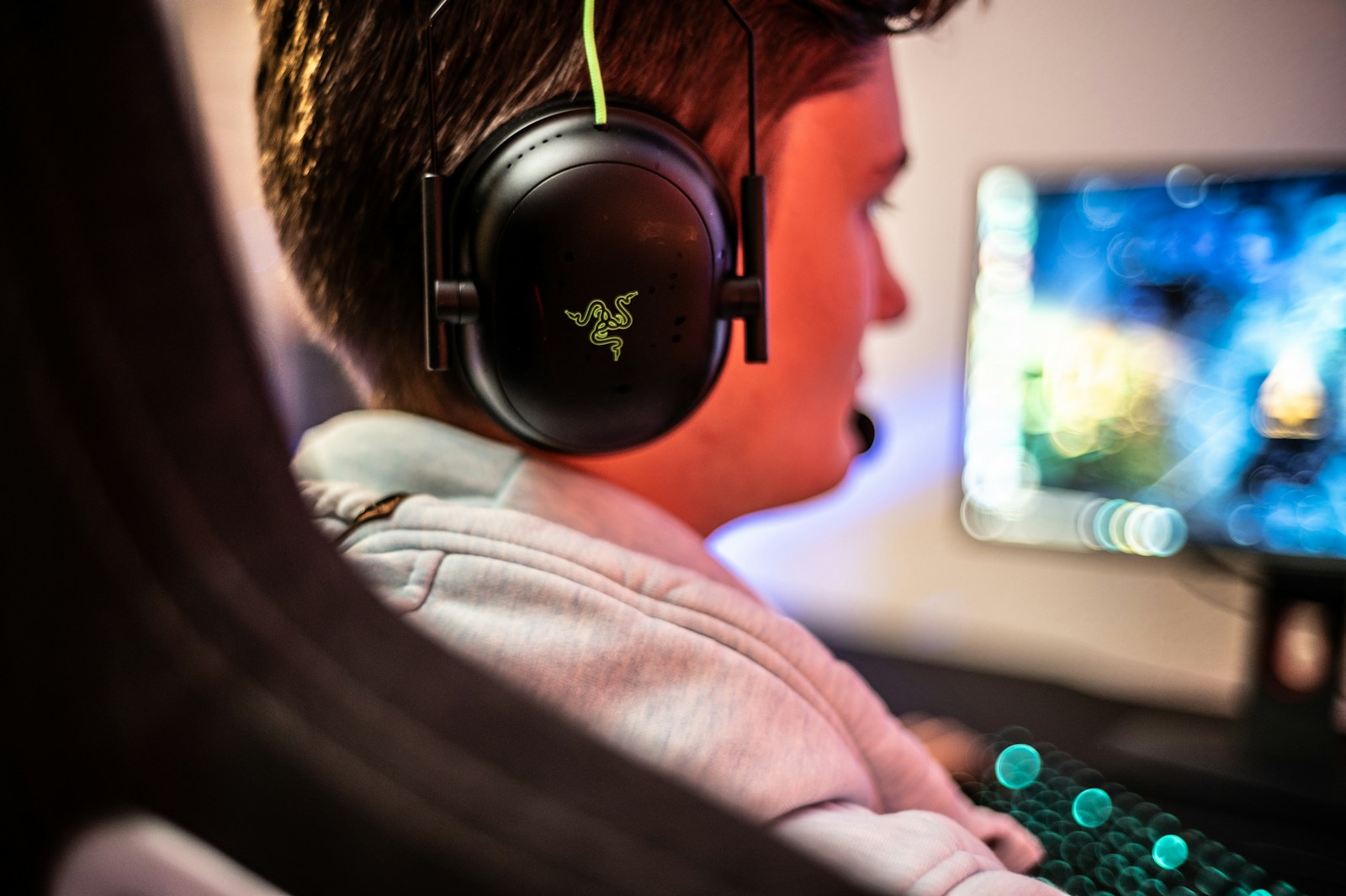 En deltaker med headset og mikrofon foran skjermen